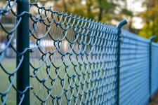 Сетка рабица и заборы из нее: практичное решение для вашего участка