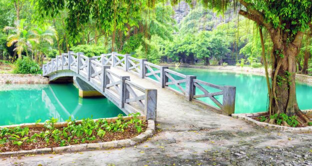 Белый мостик через пруд